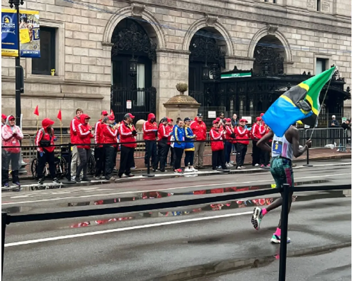 Evans Chebet primer corredor en cruzar la línea de llegada del Maratón de Boston 2023 en la categoría masculina