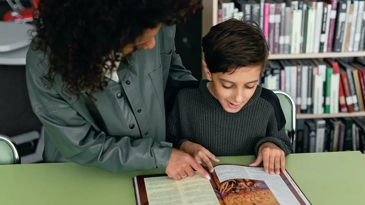 La dislexia no discrimina, pero las barreras sí: el reto de los niños latinos y afroamericanos