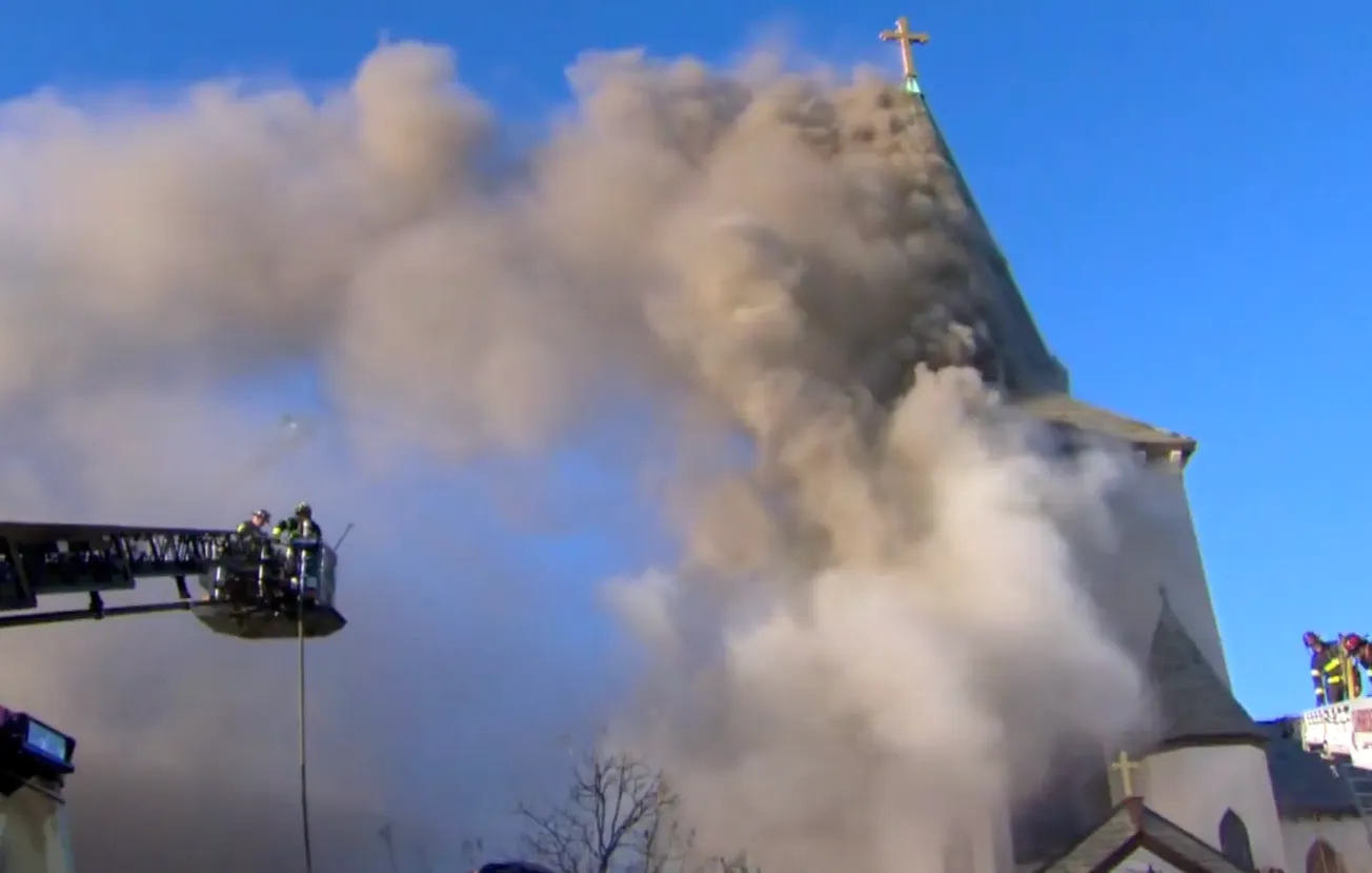 Incendio en iglesia de Cambridge minutos después de que termina servicio de Pascua