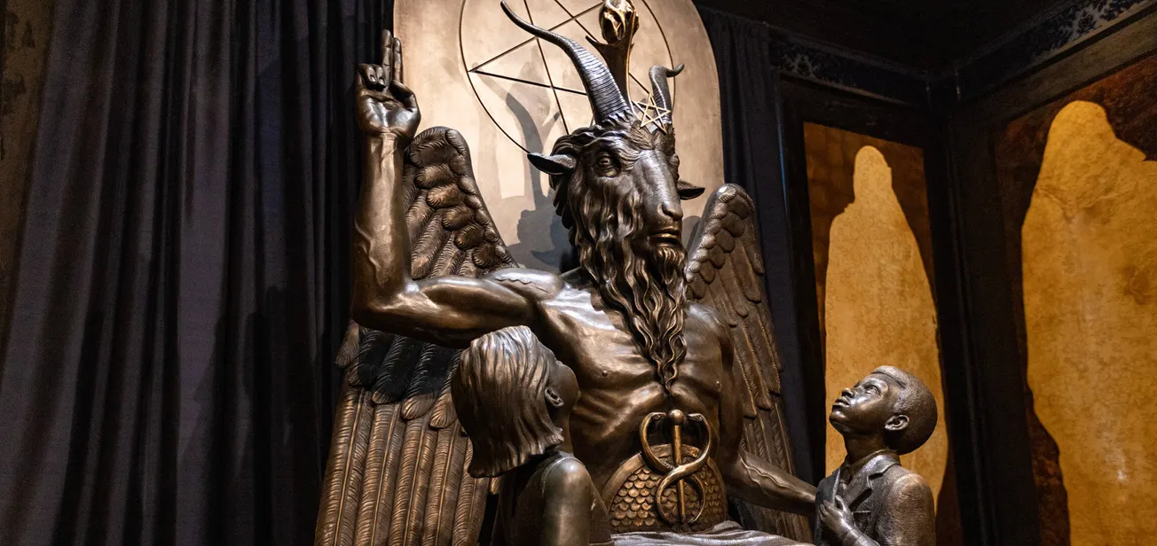 Una estatua de Baphomet, una criatura alada de cabra que se ha asociado durante mucho tiempo con el satanismo, en el Templo S