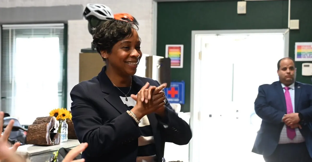 Campbell presenta carta en apoyo y protección de estudiantes transgénero discriminados