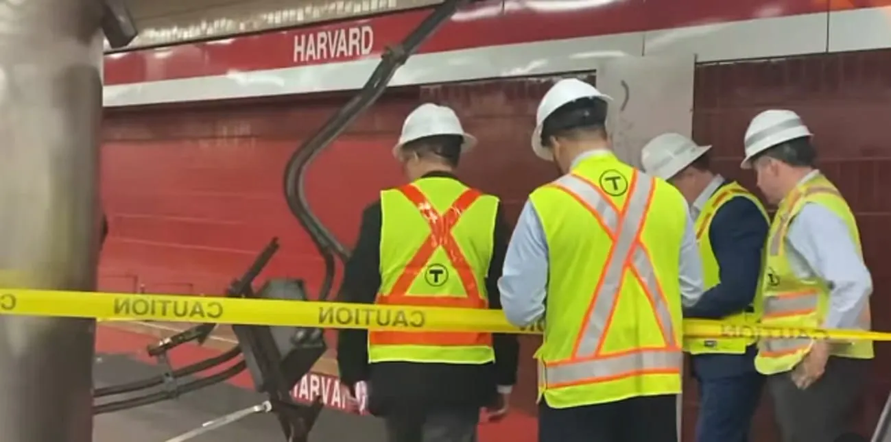 Una mujer resultó herida en la estación Harvard Square por un equipo que se desprendió de una columna