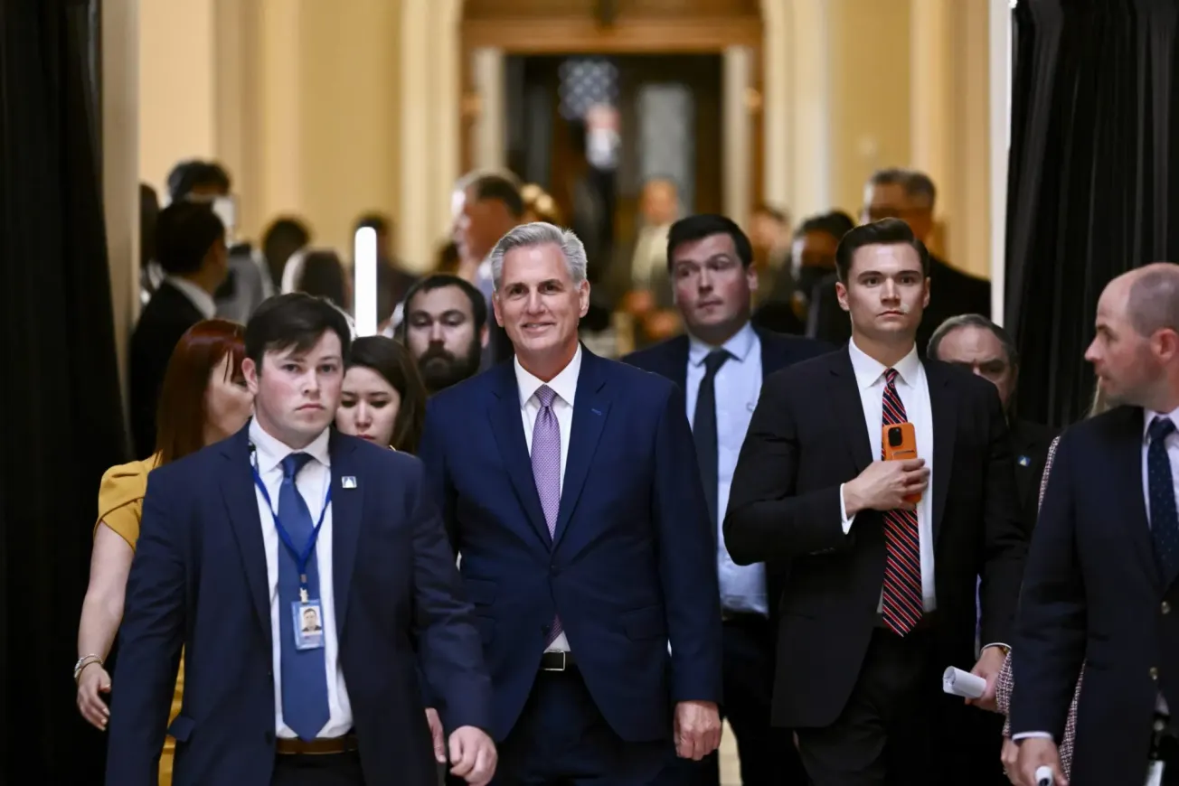El orador de la Cámara de Representantes, Kevin McCarthy (R-CA), estaba sonriente la semana pasada cuando su partido logró la