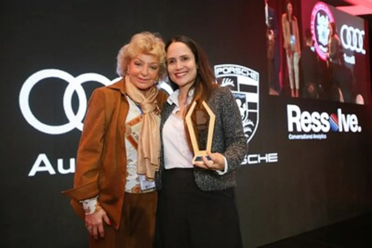 Doctora colombiana gana el premio Beyond Leadership tras su investigación sobre la demencia