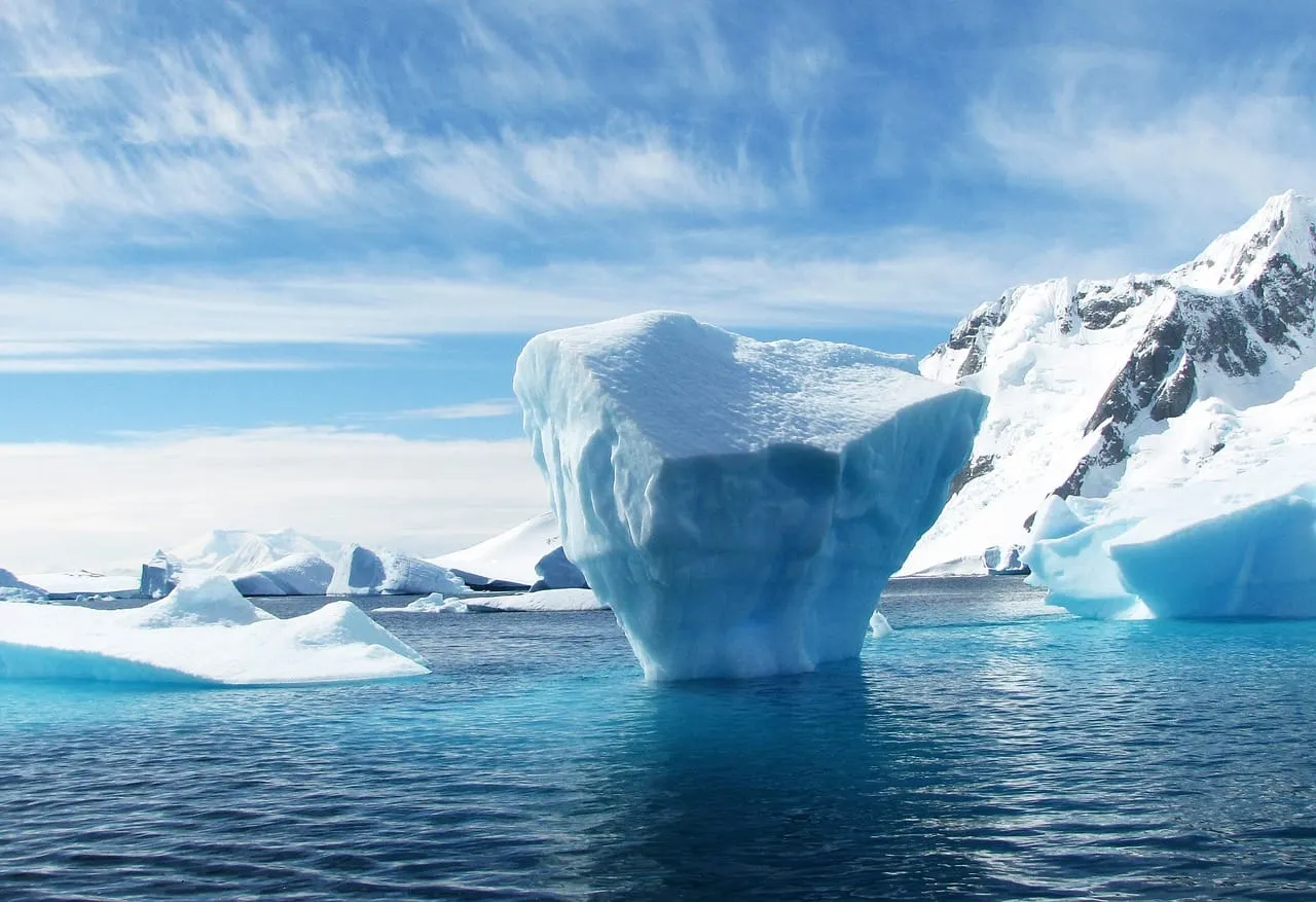 Se viralizan las imágenes de un iceberg con una forma peculiar