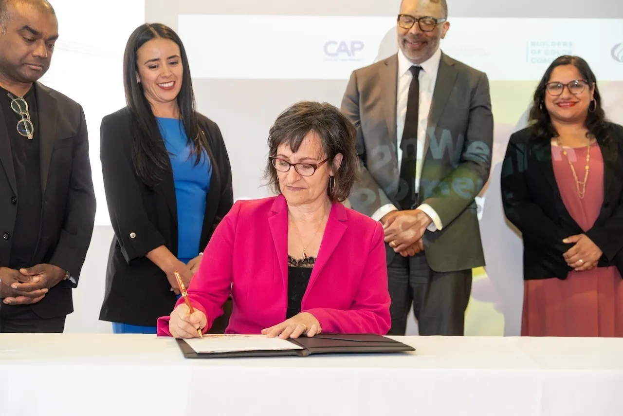 Alcaldesa de Somerville Katjana Ballantyne firma el pacto Commonwealth Development Compact