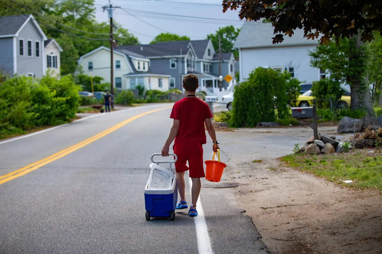 Connor Biscan camina muy rápido para llegar a casa antes de que una tormenta eléctrica entre en el área, después de haber est