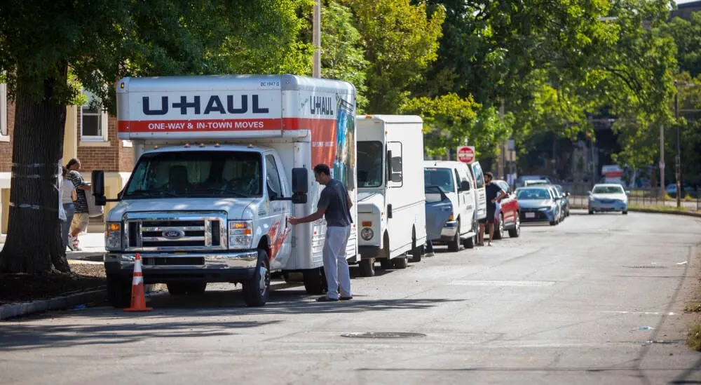 Camiones de mudanza en Commonwealth Ave. en un día de mudanza. Foto: Robin Lubbock (WBUR).