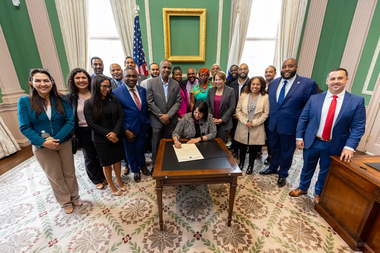 Vicegobernadora Kim Driscoll oficializó el mes de la herencia caribeña. Imagen de la oficina de la gobernadora Maura T. Heale