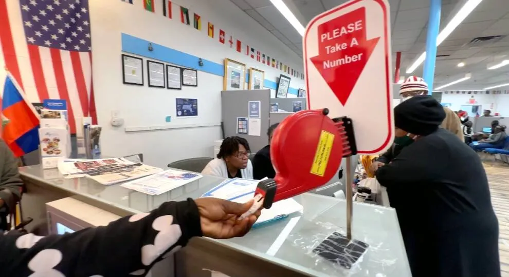 Una persona toma un número en el mostrador del Instituto de Servicios para Familias Inmigrantes. Liz Neisloss / GBH News