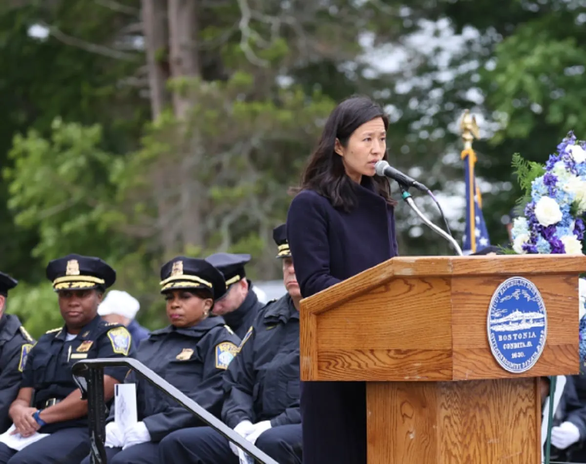Accidente automovilístico en Boston implica a vehículo policial con la alcaldesa Wu a bordo