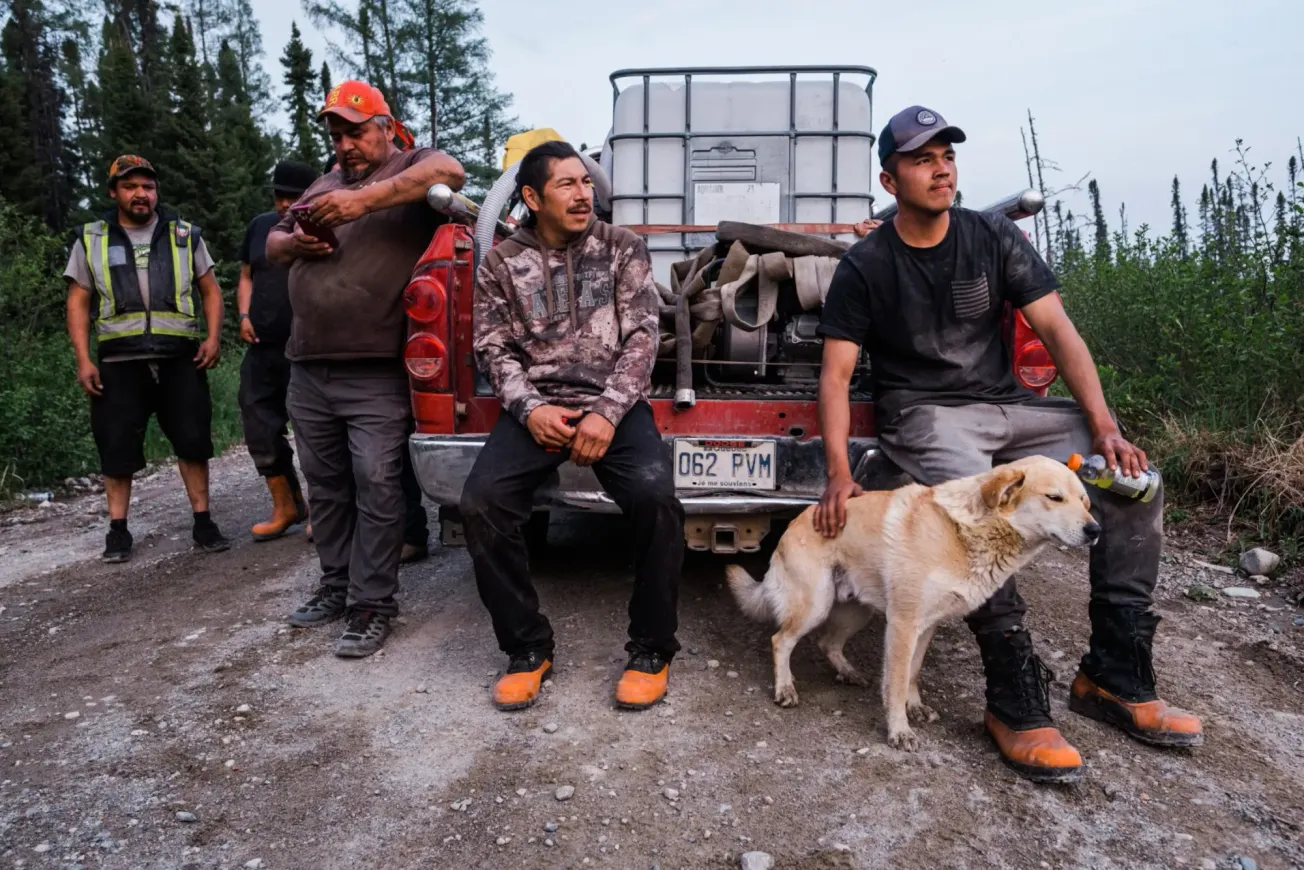 Personas descansan después de luchar contra los incendios. Créditos: Foto: archivo de New York Times|Renaud Philippe.
