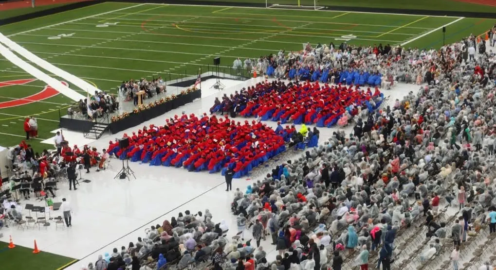 Decenas de jóvenes se graduaron el sábado en las Escuelas Públicas de Chelsea (Fotos)