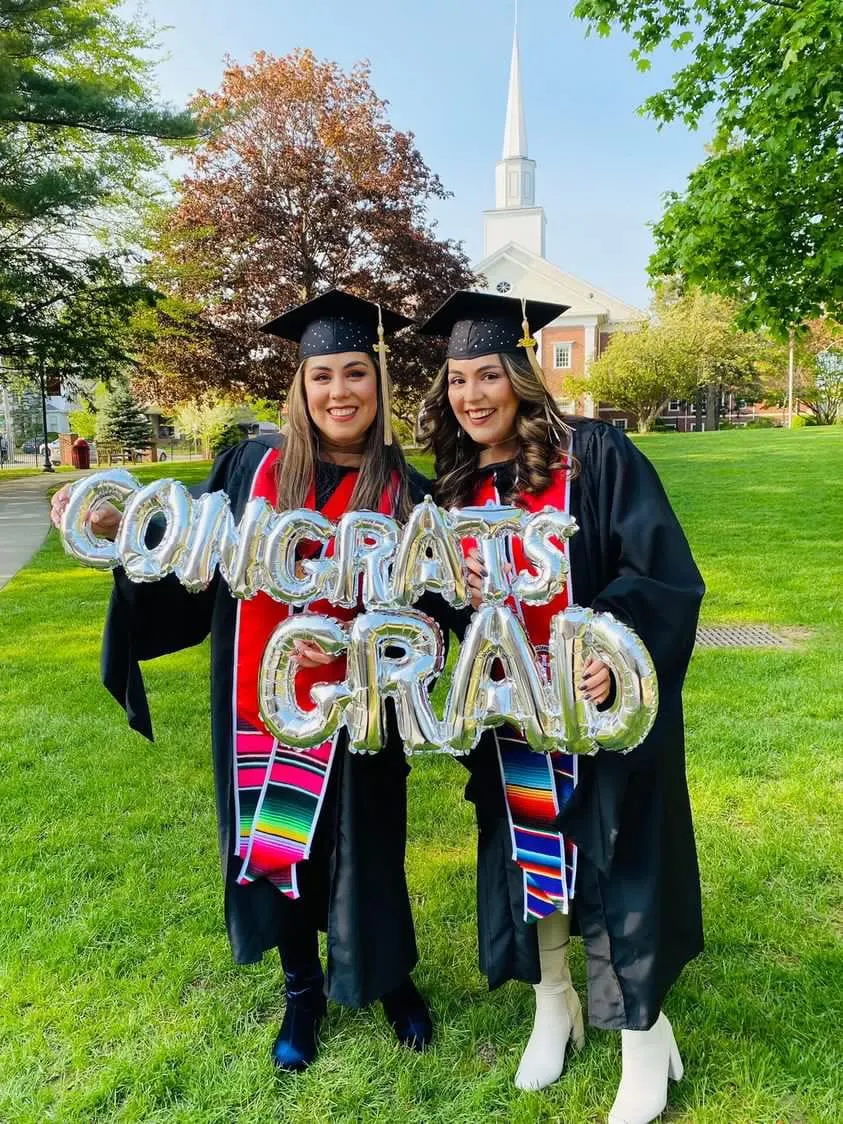 Felicidades a los graduandos latinos de la clase del 2023. Imagen de Jimena Hernández Carvajal y Regina Hernández Carvajal.