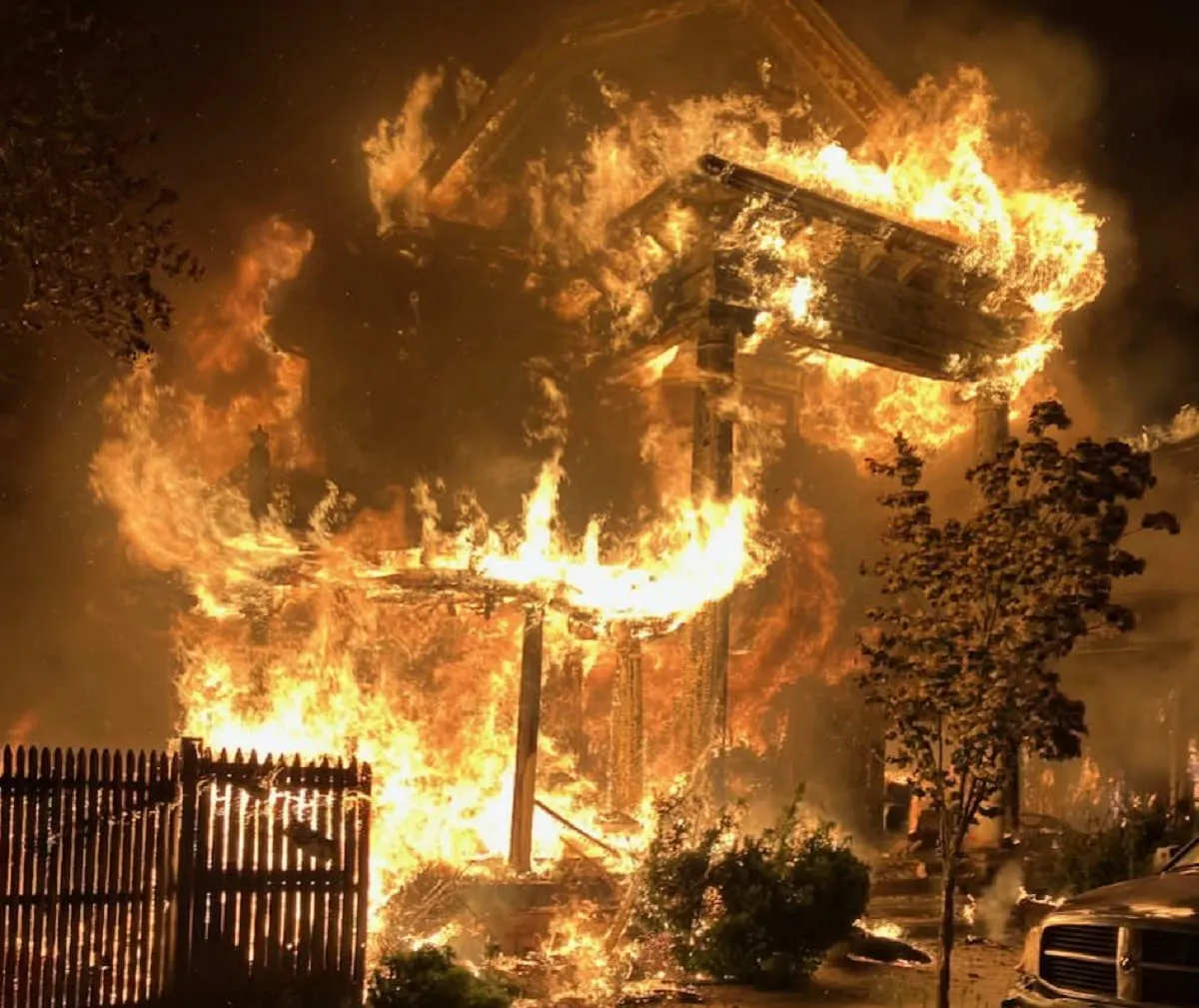 Un bombero y dos personas hospitalizadas por incendio en Brockton