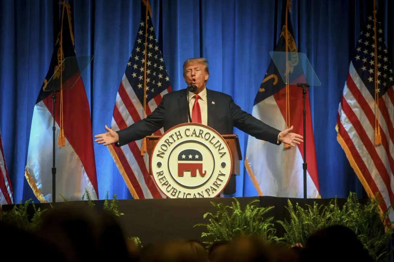 El expresidente Donald Trump se dirige a los delegados en la convención del Partido Republicano de Carolina del Norte en Gree