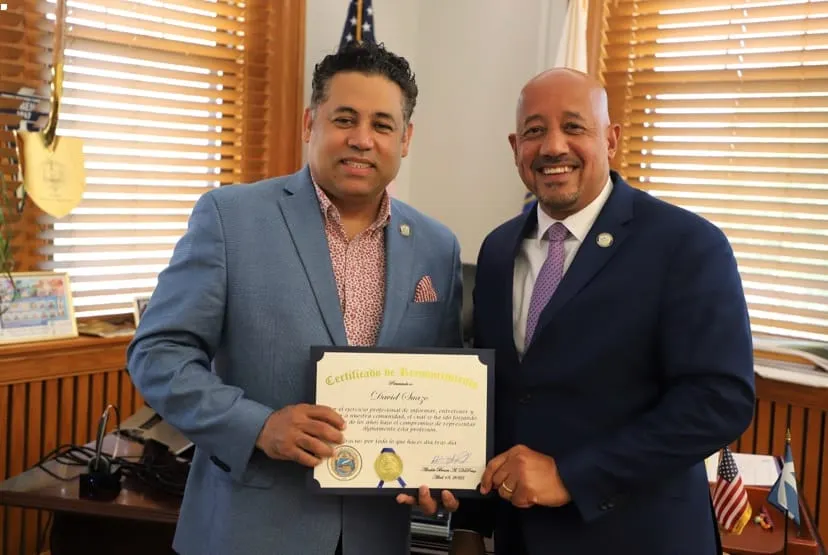 David Suazo (izquierda) junto al Alcalde de Lawrence Brian De Peña