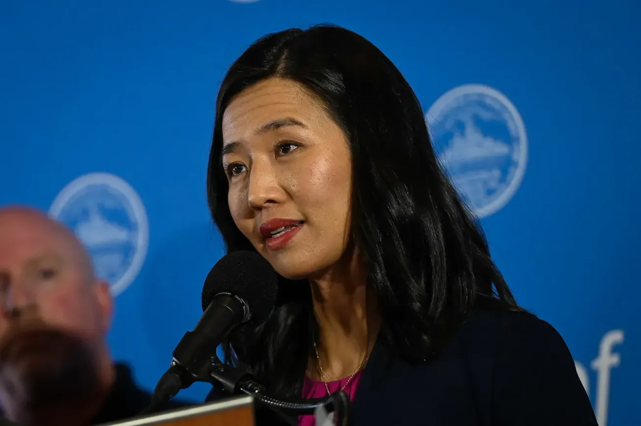 Alcaldesa de Boston reporta a los medios de comunicación más detalles sobre su accidente. Imagen de Jeremiah Robinson (Mayor'