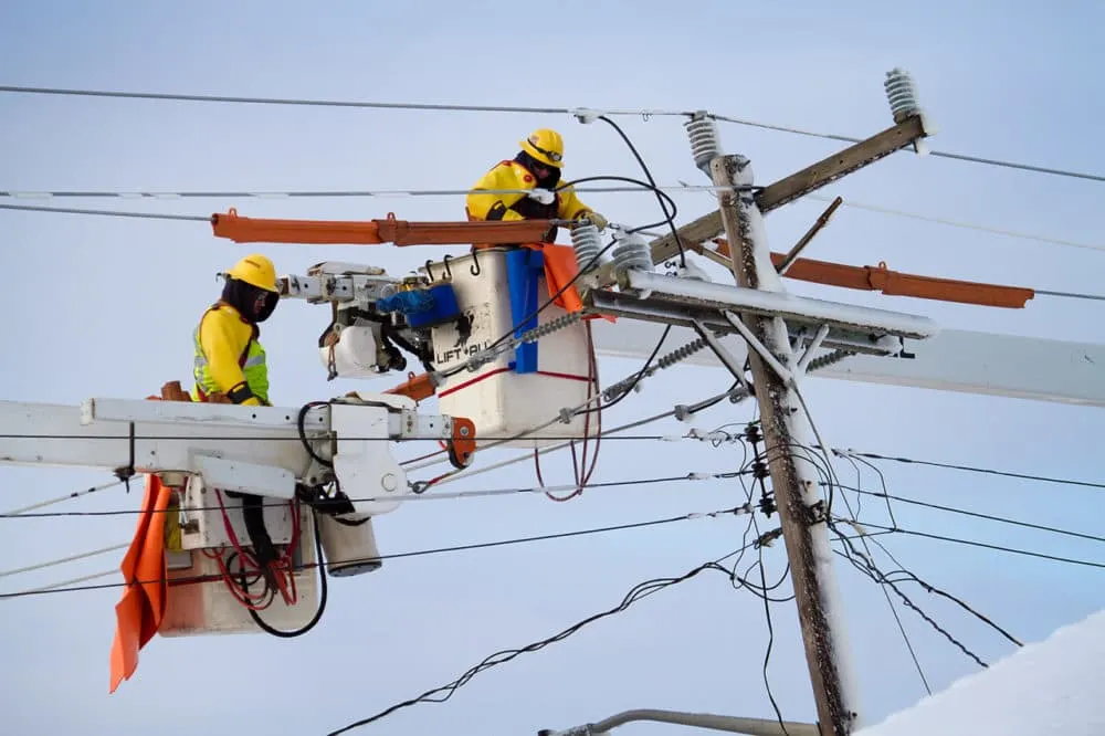 Trabajadores de Western Mass Electric reparan líneas eléctricas caídas en Ocean Street en Marshfield. (Jesse Costa/WBUR)