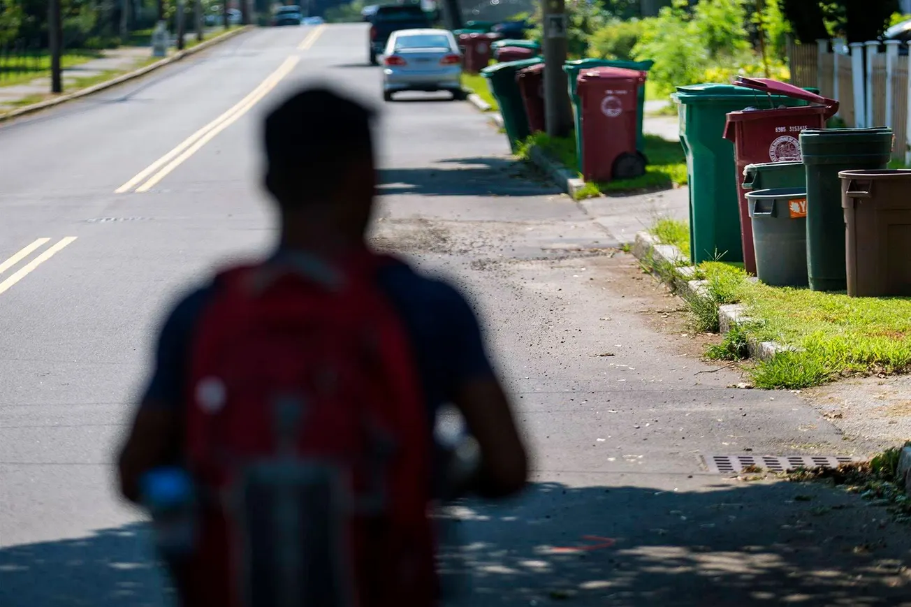 Los contenedores están alineados en Beacon Street en Lowell para el día de la basura. La ciudad de Lowell tiene reciclaje de