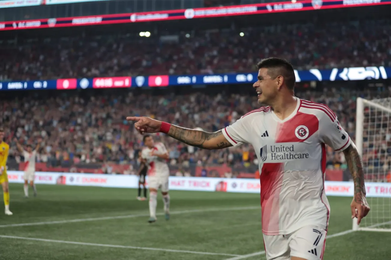 El Revolution golea 4-0 a D.C. United y consigue su quinta victoria consecutiva en casa.
