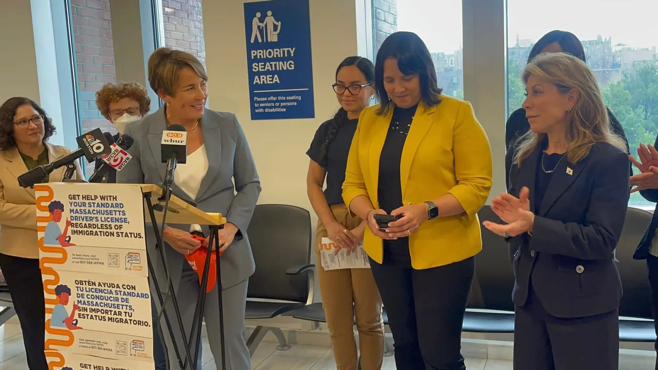 Gobernadora y funcionarios estatales visitan oficina del RMV de Haymarket. Foto: Luisana Yorde.