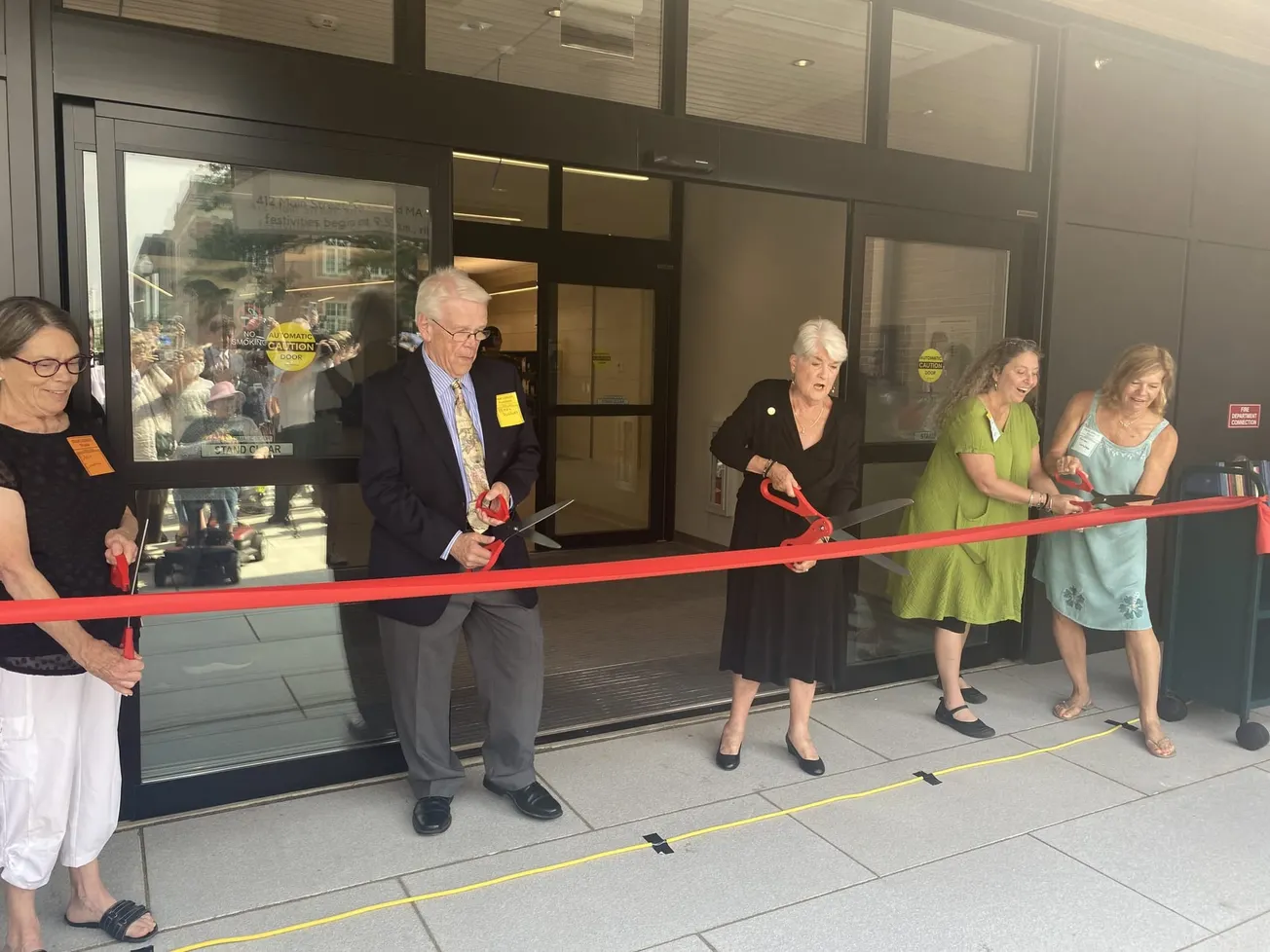 Greenfield Public Library abre sus puertas. Foto: City of Greenfield cuenta de twitter @GreenfieldMA.