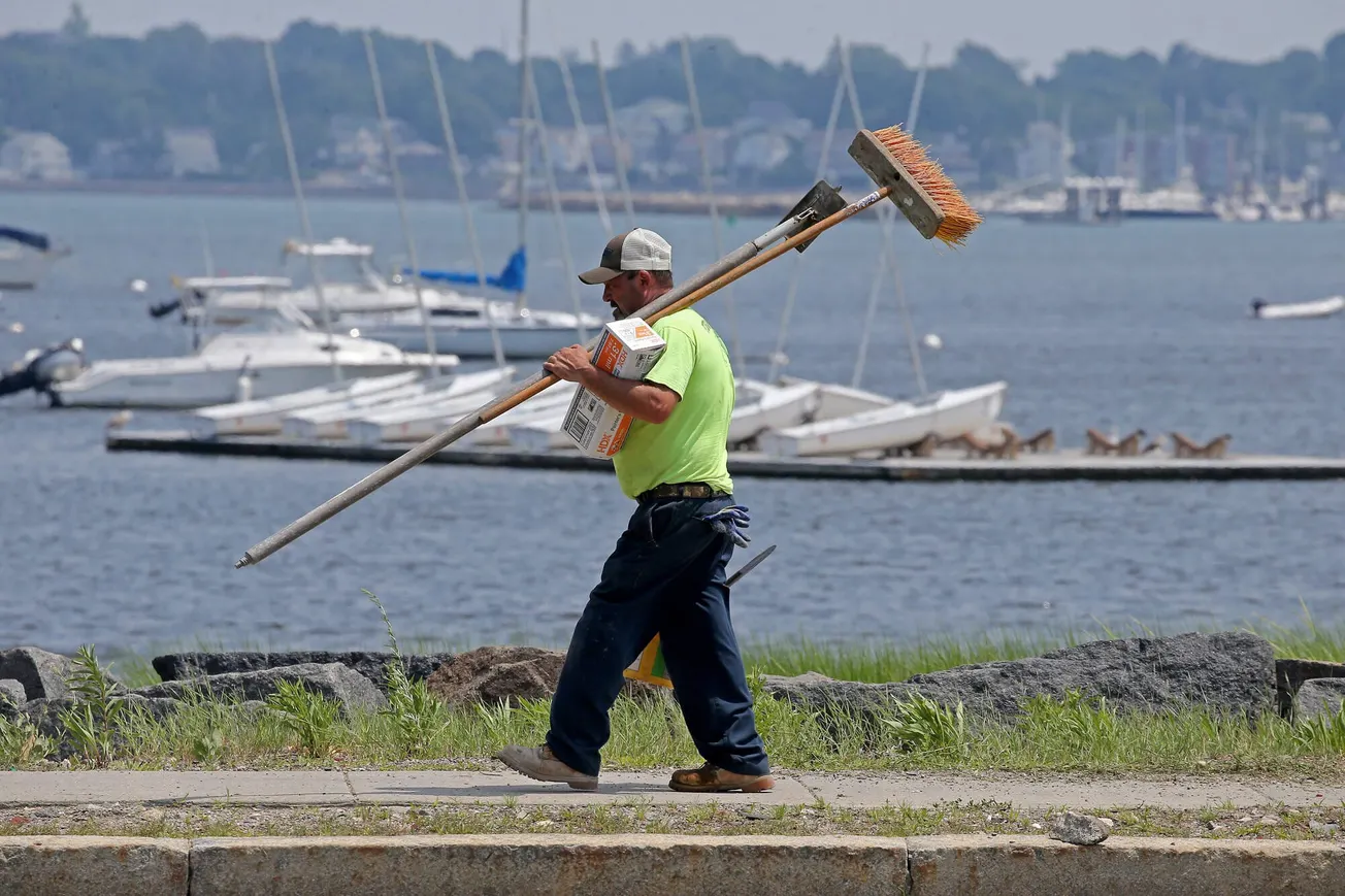 Un trabajador de la construcción en Morrissey Boulevard en un caluroso día de verano en Boston. (Stuart Cahill/MediaNews Grou