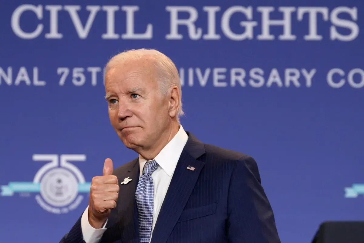 Biden lanza un sitio web para probar su nuevo plan de pago de préstamos estudiantiles