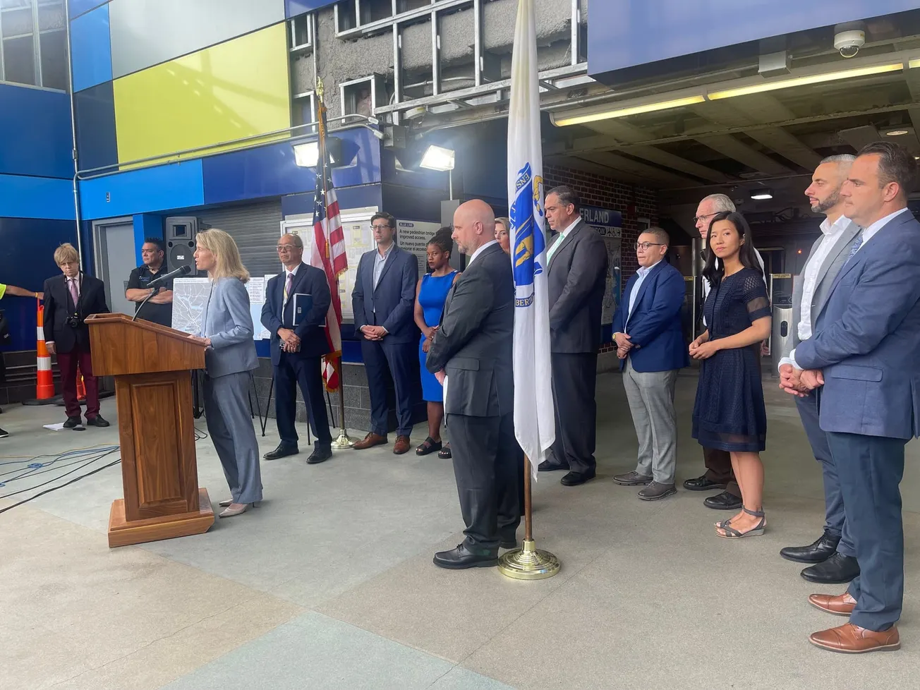 Michelle Wu, alcaldesa de la ciudad de Boston, Gina Fiandaca, Secretaria del Departamento de Transporte de Massachusetts (Mas