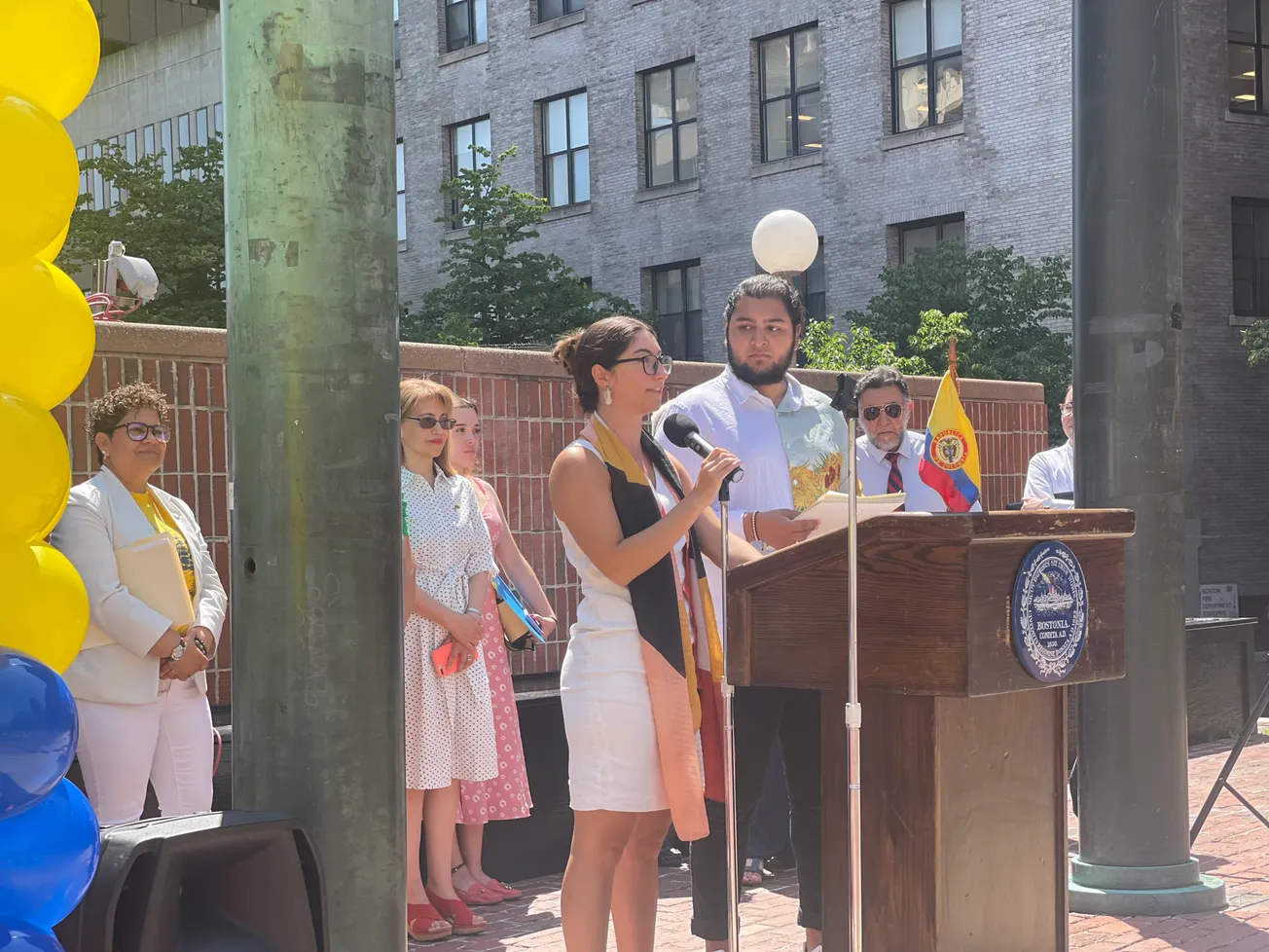 Gabriela Coletta Izamiento de la bandera de Colombia 2023. Foto por Luisana Yorde.