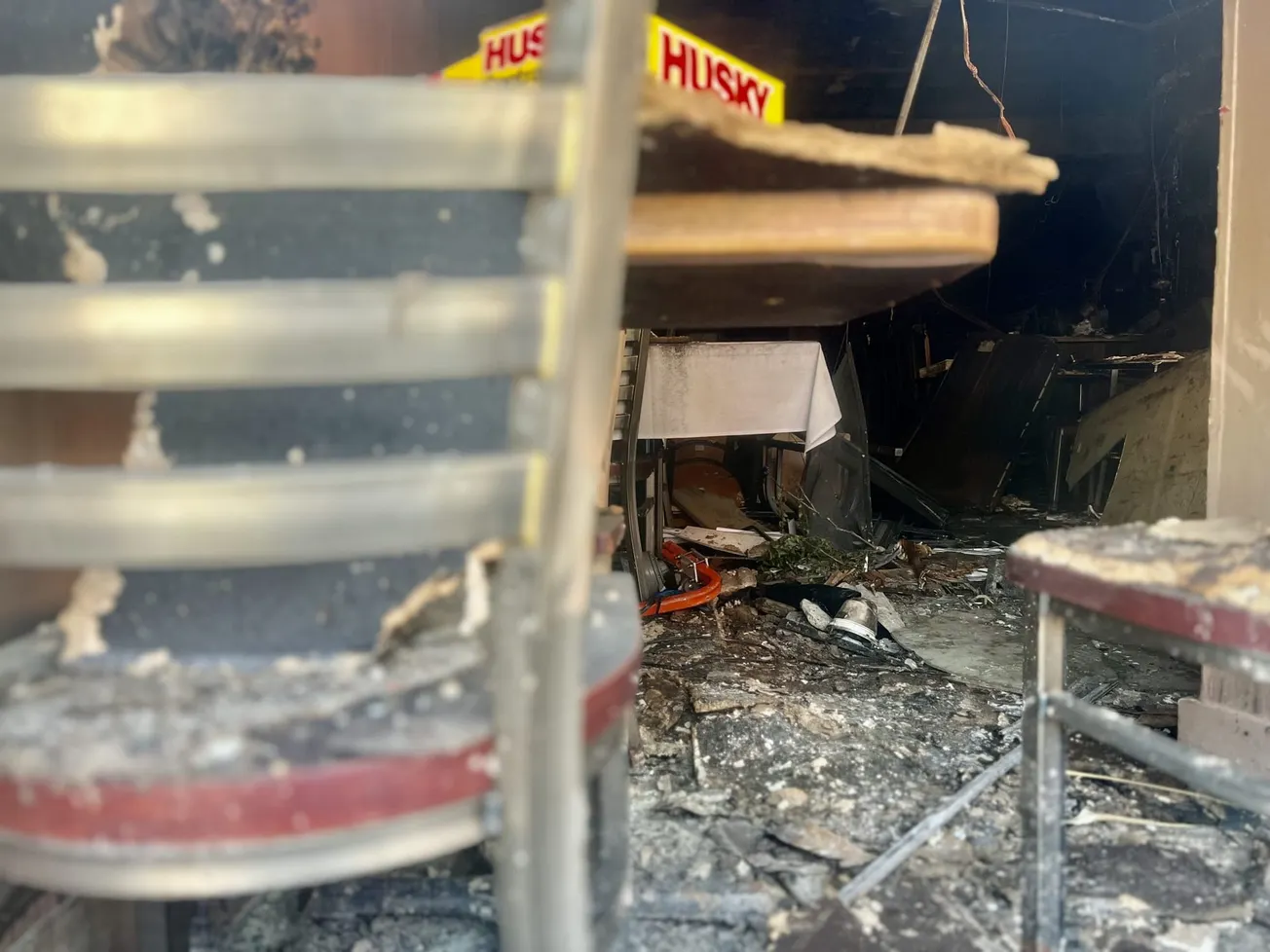 Incendio en Topacio Restaurant en East Boston deja el restaurante completamente destrozado. Foto: Rosanna Marinelli.