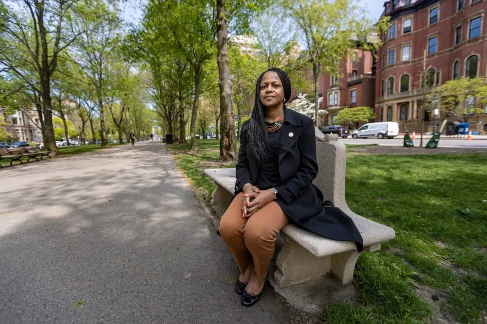 Dra. Bisola Ojikutu, directora ejecutiva de la Comisión de Salud Pública de Boston en el Commonwealth Avenue Mall. (Jesse Cos