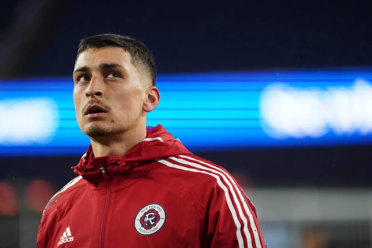 El Chelsea de Inglaterra ofrece $17.5 millones por los servicios del portero Petrović del New England Revolution