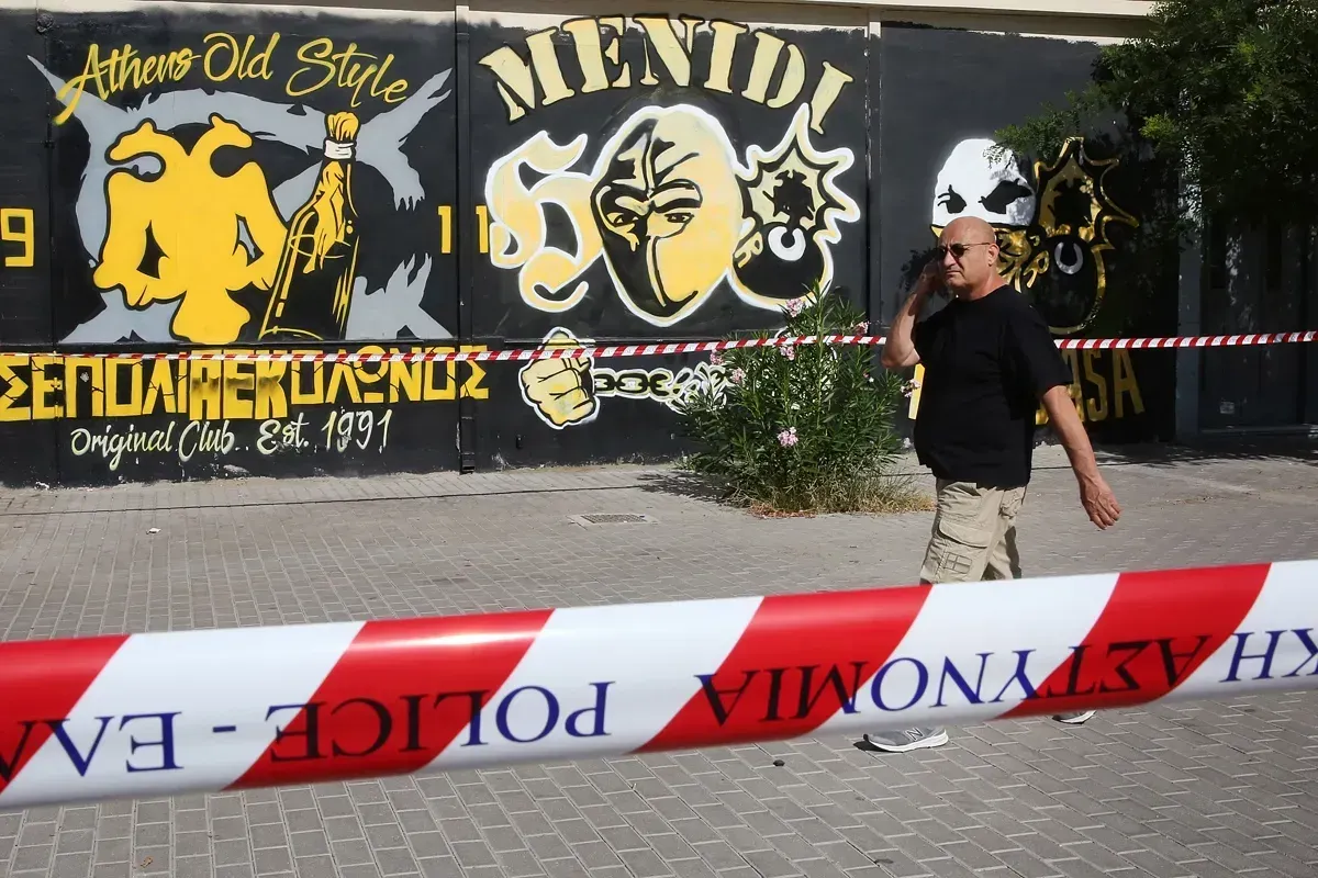 APUÑALADO. Un aficionado del AEK de Atenas perdió la vida tras ser apuñalado en las afueras del estadio de fútbol del AEK. |