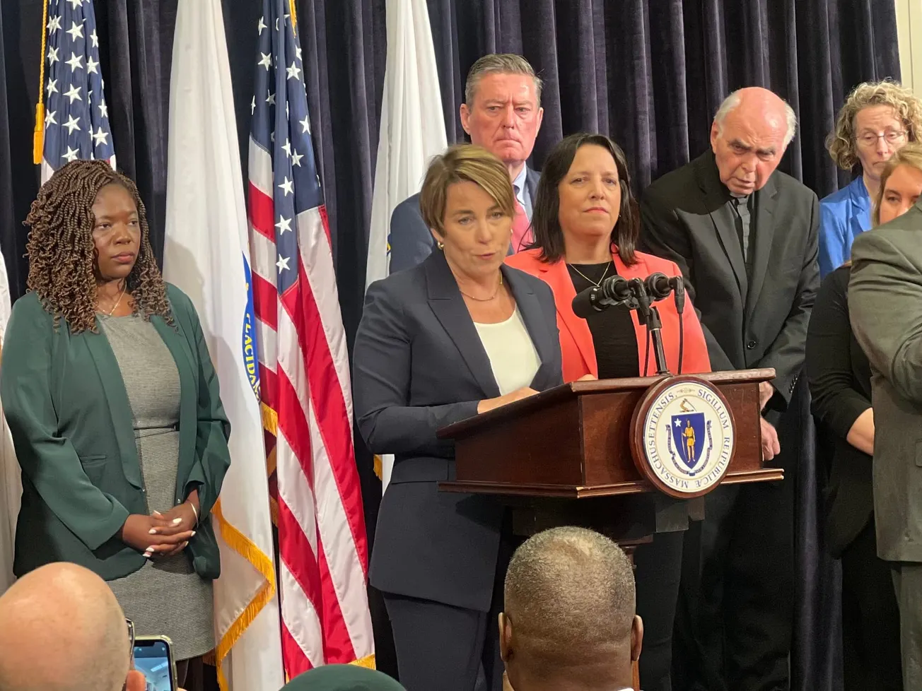 Administración Healey-Driscoll declaró estado de emergencia debido al rápido incremento de familias en busca de refugio en Ma