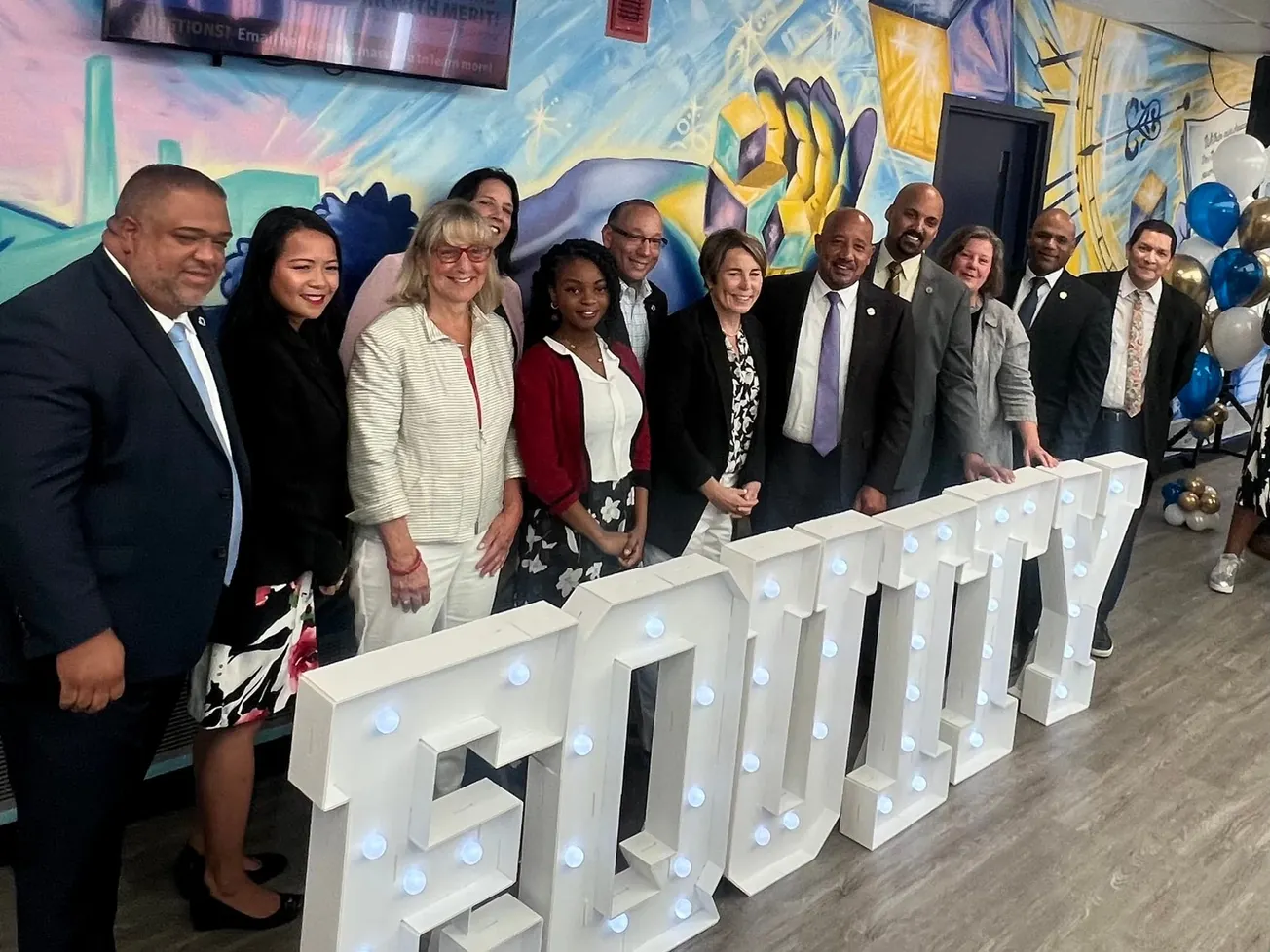 La gobernadora vicegobernadora se unieron a legisladores, defensores y líderes de colegios y universidades públicas de Massac