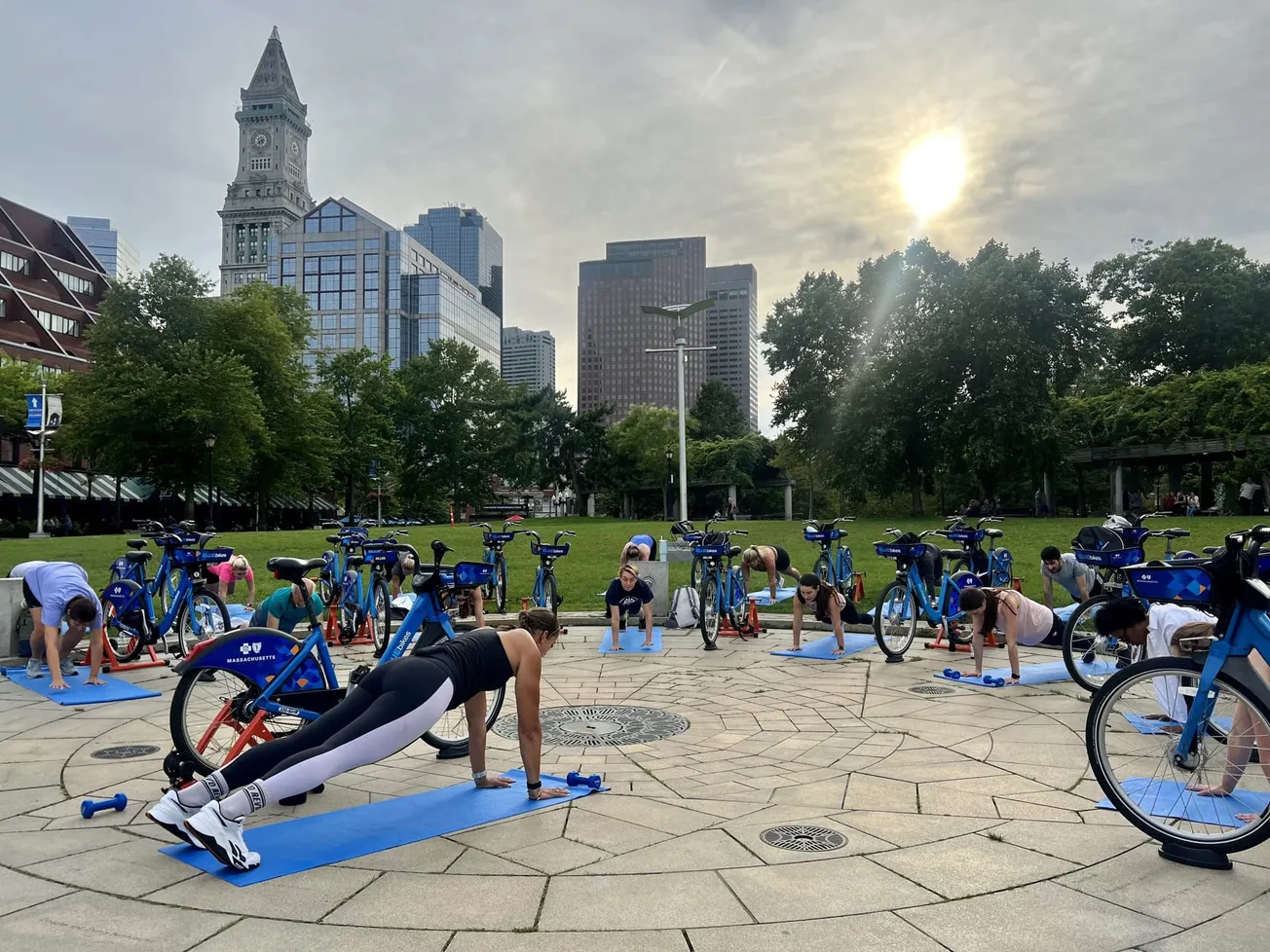 Clase gratuita de spinning con Bluebikes se llevó a cabo en Christopher Columbus Waterfront park. Foto: Rosanna Marinelli.