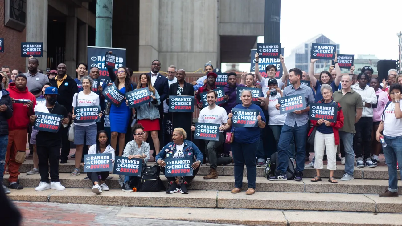 Boston Ranked Choice, un grupo de coalición, realizó una manifestación al frente del Boston City Hall. Foto cortesía de Bosto