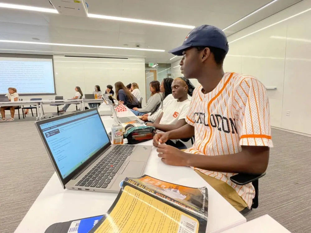 Los Becarios de Thrive escuchan durante una lección de escritura a nivel universitario en el Amherst College. (Max Larkin/WBU