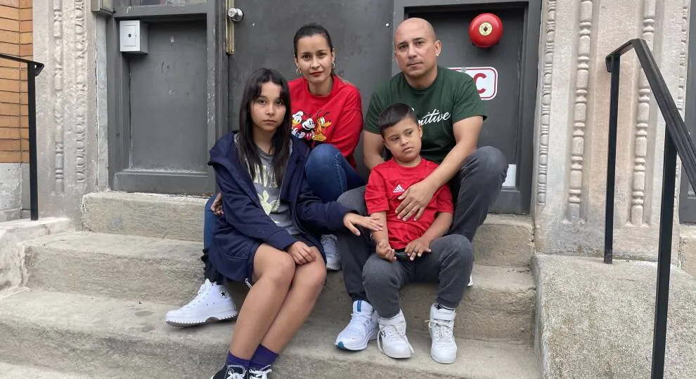 Zhayreth, Adriana, Freddy y Freydar Torres se sientan en la entrada de su apartamento en Dorchester. Foto de Sarah Betancourt