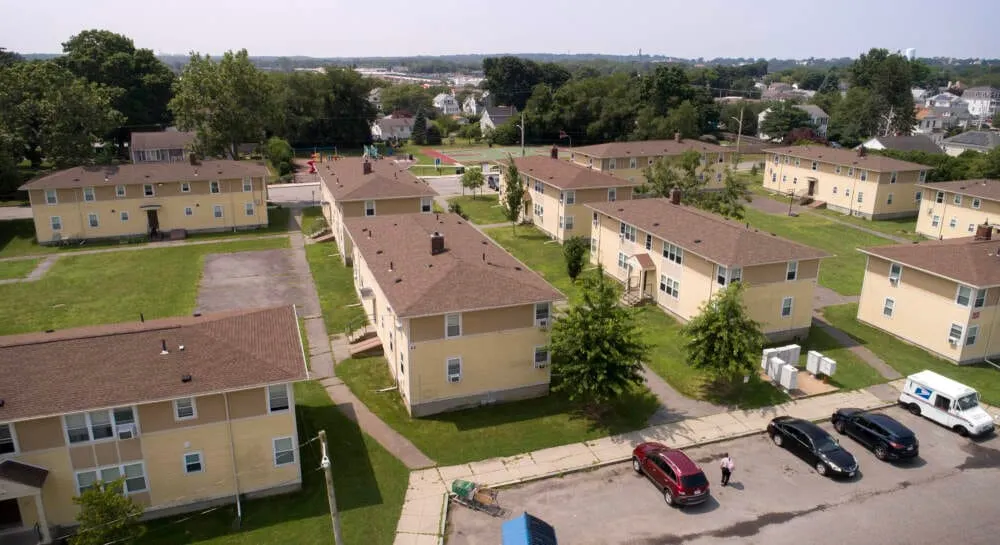 Maple Gardens, un desarrollo de vivienda pública estatal en Miller Street en Fall River. Había 48 unidades desocupadas a fina