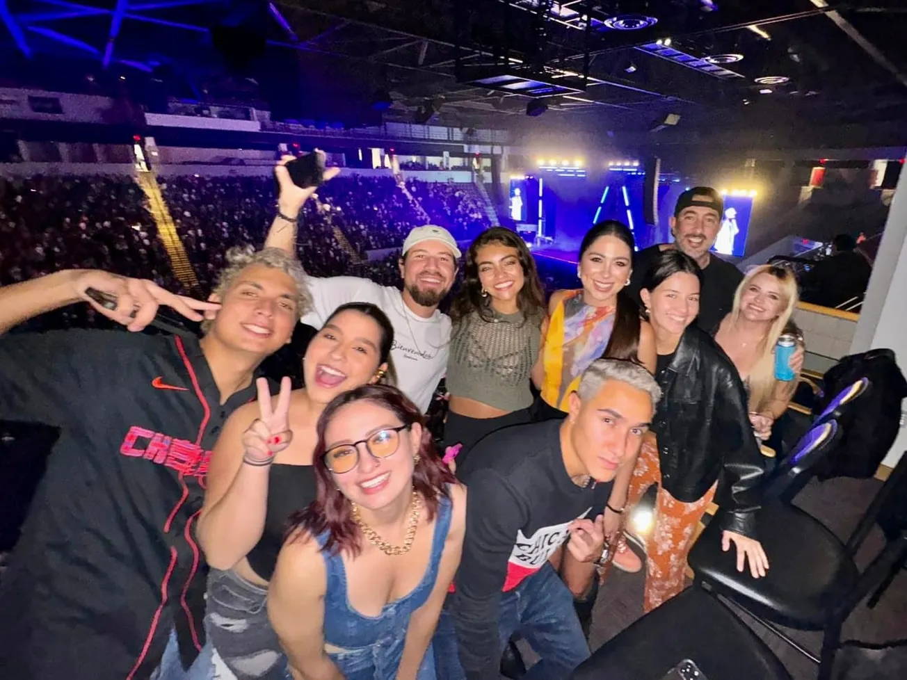 Ganadores del sorteo de El Planeta para las entradas al concierto de Arcangel. Foto: Chris Hinojosa.