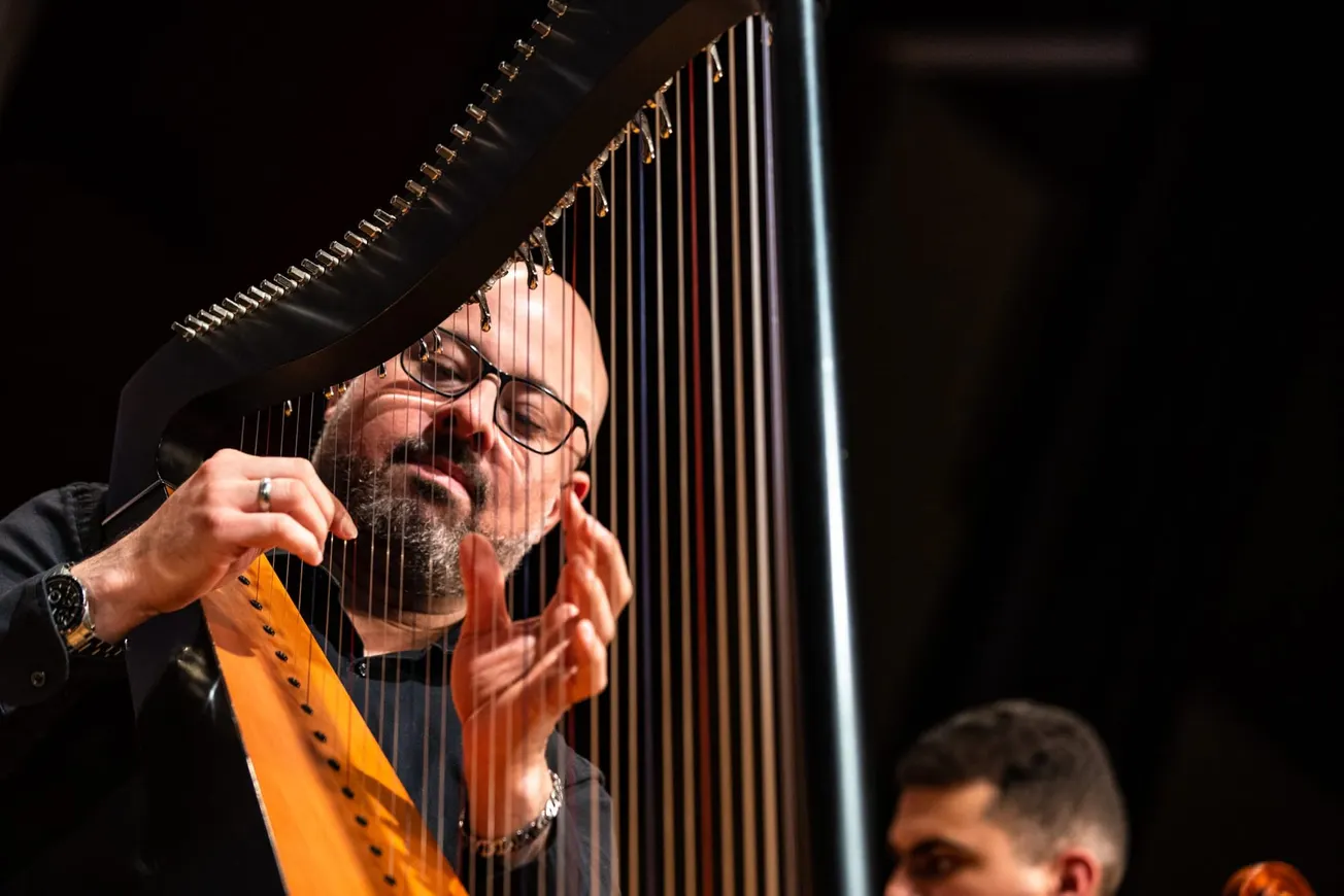 Eduardo Betancourt, un arpista venezolano del Neighborhood Arts Season 2023-2024. Foto Cortesía.