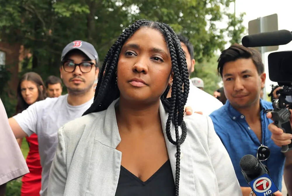 La concejala de Boston, Kendra Lara, sale del Tribunal de Distrito de West Roxbury tras su instrucción de cargos en julio. (F