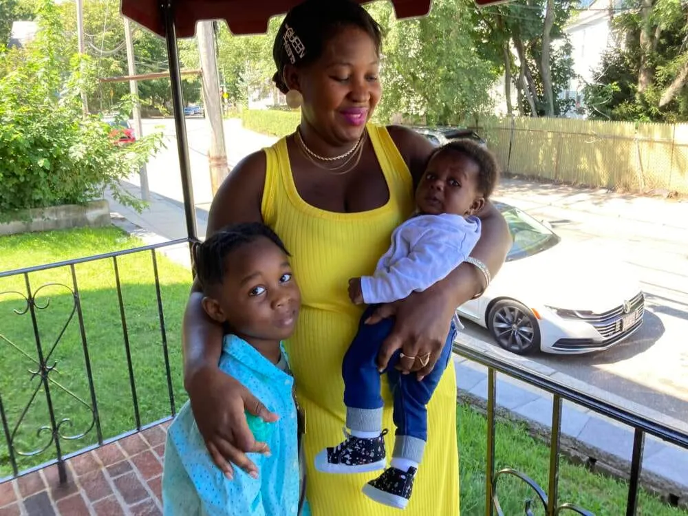 Javier está con su madre y su nuevo hermano bebé. Llegaron a Massachusetts en mayo y Javier está ansioso por comenzar el jard