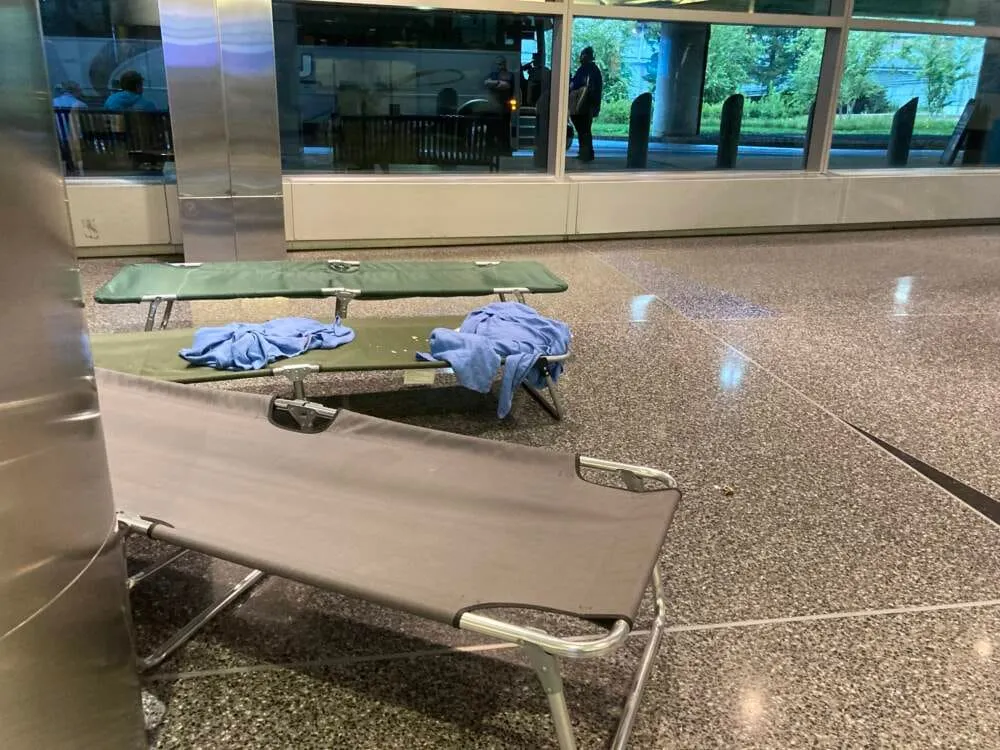 Desde mediados de julio, los trabajadores del Logan Airport han ayudado a más de 1,500 migrantes. (Gabrielle Emanuel/WBUR).