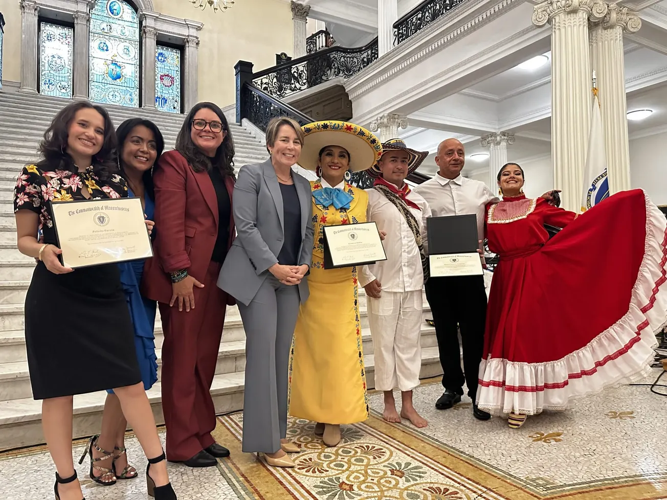 De izquierda a derecha: Felicity García, quien entonó el himno nacional de Estados Unidos; Gladys Vega, directora ejecutiva d