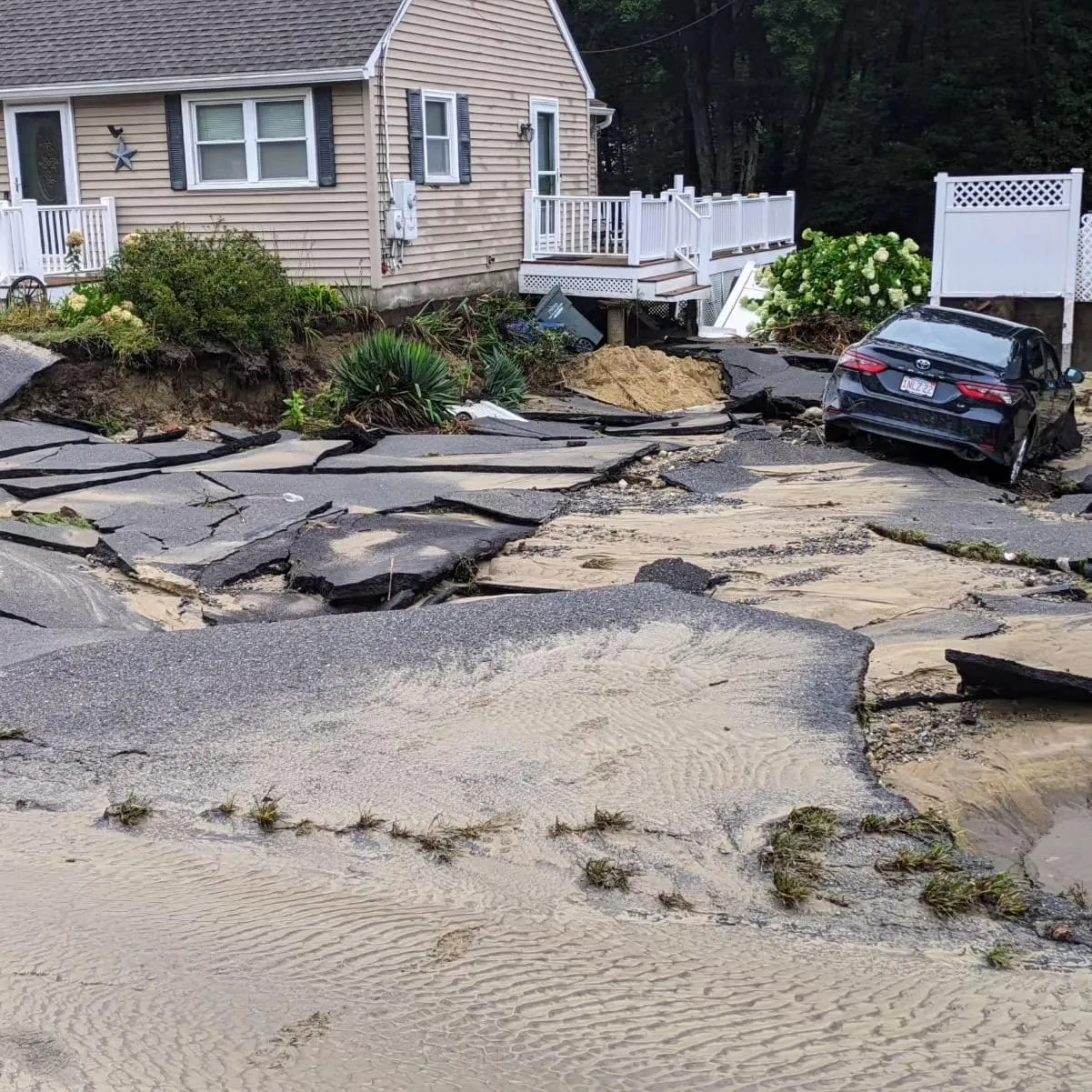 Así fueron los daños en Leominster en la mañana del martes, después que lloviera 11 pulgadas en cuestión de horas. Foto corte