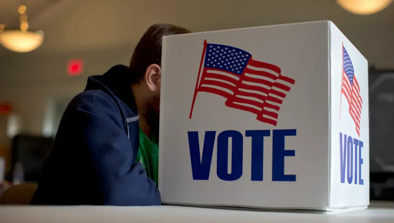 El 65% de los estadounidenses encuestados declararon sentirse habitualmente agotados por la política. Foto archivo.